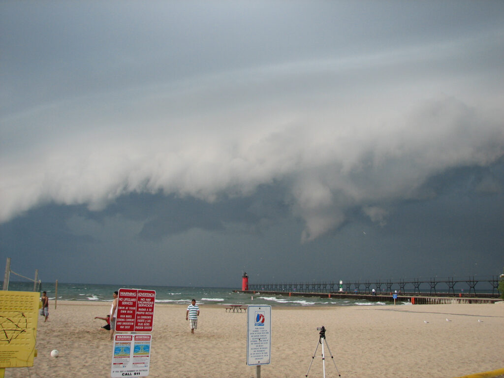 Shelf Cloud coming into South Haven